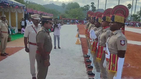 பயிற்சி முடிந்த மகிழ்ச்சியில் காவலர்கள்...! நடனமாடி கொண்டாடிய வீடியோ வைரல்...!