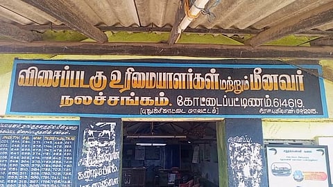 இலங்கை கடற்படையினரால் 3 மீனவர்கள் கைது...!