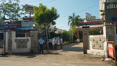 திருமணமான பெண்ணுடன் தொடர்பில் இருந்த இளைஞர்...! அரிவாளால் தாக்கிய தந்தை...!