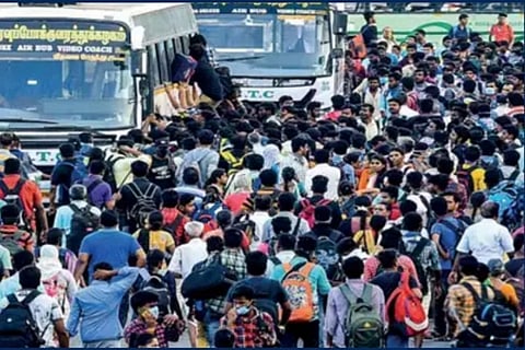 தீபாவளியை முன்னிட்டு...சொந்த ஊர்களுக்கு படையெடுக்கும் மக்கள்...!