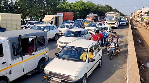 படையெடுத்து ஊருக்கு கிளம்பும் சென்னைவாசிகள்... போக்குவரத்து நெரிசலில் ஜொலிக்கும் சாலைகள்...