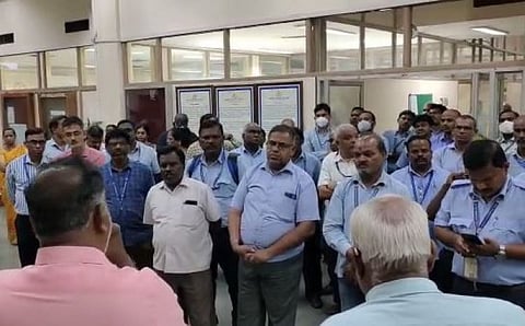 சென்னை விமான நிலைய ஆணையக ஊழியர்கள் திடீர் போராட்டம்..!