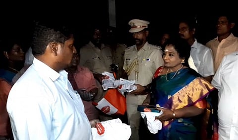 மீனவர்களைச் சுடும் இந்தியக் கடற்படை...கடிதம் எழுதினாராம் தமிழிசை!