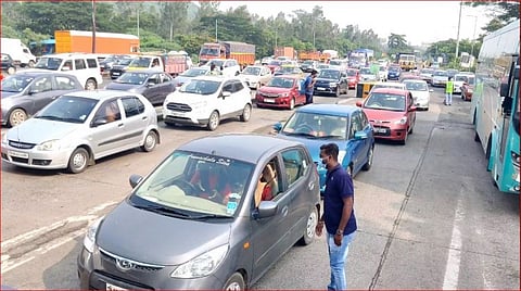 தீபாவளி: வாகனங்களால் திக்கித் திணறும் திருச்சி - சென்னை தேசிய நெடுஞ்சாலை...!