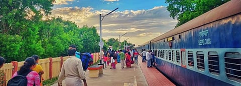 தீபாவளி பண்டிகையை முன்னிட்டு ரயில் நிலையங்களில் தீவிர கண்காணிப்பு!! ரயில்வே காவல்துறை ஆய்வாளர் அதிவீரபாண்டியன்!!