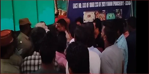 அதிரடி சோதனையால் போலீசாருக்கும் நிர்வாகத்தினருக்கும் தள்ளு முள்ளு.. புதுச்சேரியில் பெரும் பரபரப்பு!!