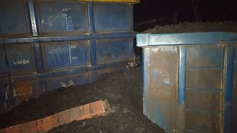 மகாராஷ்டிராவில் நள்ளிரவில் தடம் புரண்ட ரயில்..!!