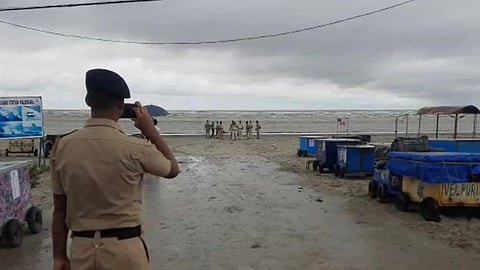 சித்ரங் புயலில் சிக்கி 5 பேர் உயிரிழந்ததாக தகவல்.. மீட்புப் பணிகள் தீவிரம்..!