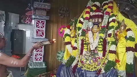 புஷ்ப அலங்காரத்தில் காட்சி அளிக்கும் திருத்தணி சுப்பிரமணிய சுவாமி...!