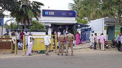 நூதன நகை திருட்டில் ஈடுபட்ட வங்கி அதிகாரி...! போராட்டத்தில் இறங்கிய விவசாயிகள்...!