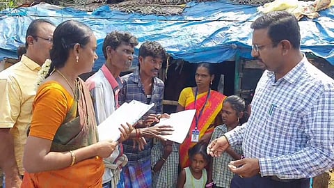 பழங்குடியின மக்களின் 40 ஆண்டுகால கோரிக்கை...!  சான்றிதழ் வழங்கிய ஆட்சியர்...!