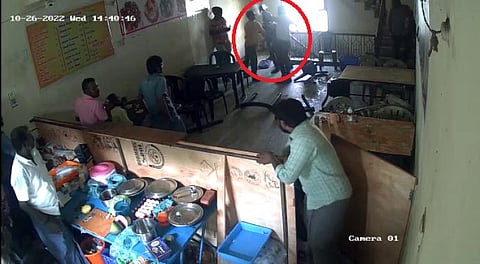 மிடுக்காக உடை அணிந்து வந்து பாருக்குள் ரகளை செய்த இளைஞர்...! பரபரப்பான சிசிடிவி காட்சிகள்...!