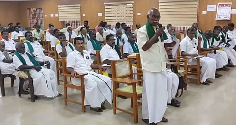 பட்டை நாமம் அணிந்து கொண்டு விவசாயிகள் ஆர்ப்பாட்டம்!
