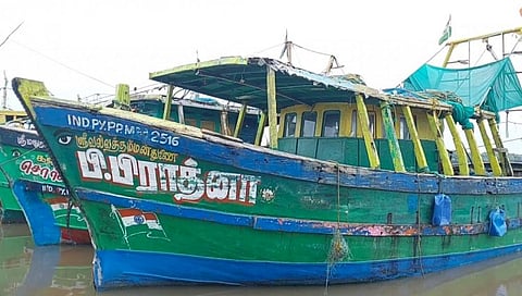 புதுச்சேரி மீனவர்கள் போராட்டம்!