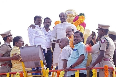 மதுரை விமான நிலையத்திற்கு தேவரின் பெயரே பொருத்தமாக இருக்கும் - மத்திய அரசுக்கு வைரமுத்து கோரிக்கை!