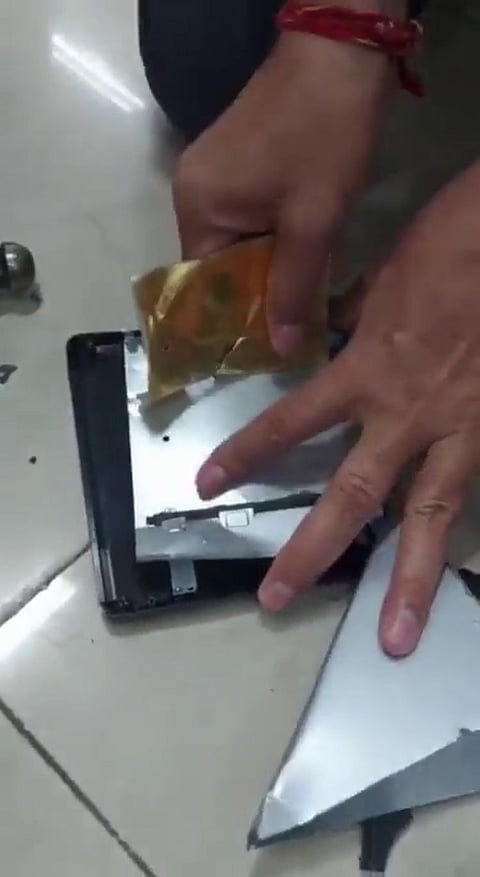 டி.வி.டி. பிளேயரில் கடத்தி வரப்பட்ட தங்க தகடுகள்...! சுங்க அதிகாரிகளால் பிடிபட்ட சம்பவம்..!