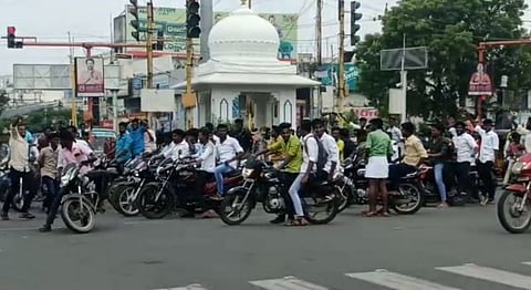 பேருந்தின் மீது ஏறி ஆட்டம் போட்ட இளைஞர்களால் பரபரப்பு...!