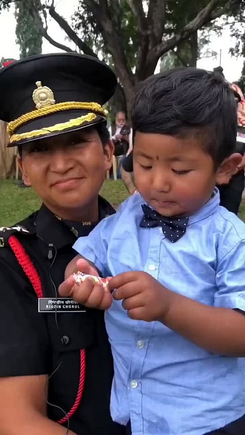 கணவரின் ஆசையை நிறைவேற்ற ராணுவ அதிகாரியான பெண்..!!