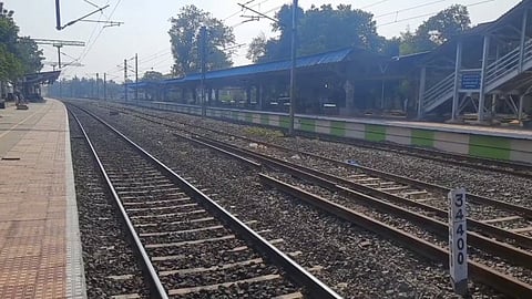 தண்டவாளத்தை கடந்த போது ரயிலில் அடிபட்ட கல்லூரி மாணவி...!