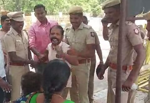 மாவட்ட ஆட்சியர் அலுவலகத்தில் ஆவணங்களை தீயிட்டுக் கொழுத்த முயற்சி!