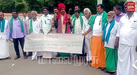 குடுகுட்பைக்காரர் வேடமிட்டு விவசாயிகள் நூதன போராட்டம்...