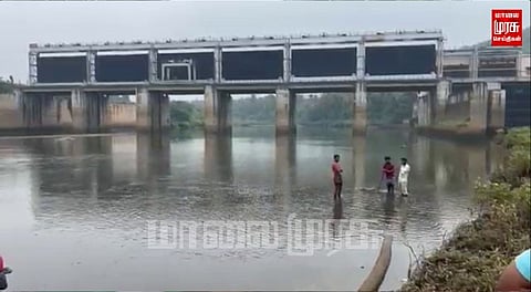 வெள்ளத்தில் அடித்து செல்லப்பட்ட 2 மாணவர்கள் சடலமாக மீட்பு...