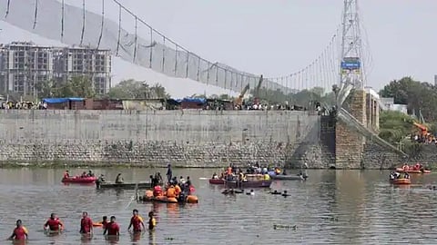 மோர்பி பால விபத்தில் அரசு அதிகாரி மீது எடுக்கப்பட்ட முதல் பெரிய நடவடிக்கை...!!!