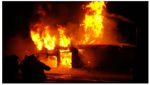 அமெரிக்காவின் மன்ஹாட்டனில் உள்ள அடுக்குமாடி கட்டிடத்தில் ஏற்பட்ட பயங்கர தீ விபத்து...!!!