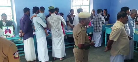 அரசு பள்ளி மாணவர்களின் அறிவியல் கண்காட்சி...! பாராட்டுக்களை பெற்ற படைப்புகள்...!