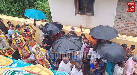 மழையாய் இருந்தால் என்ன? மஹா கும்பாபிஷேகத்தில் குவிந்த பக்தர் கூட்டம்...