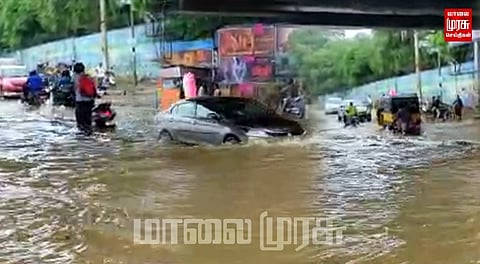 கரைப்பாலத்தை மூழ்கடித்து ஆர்ப்பரித்து செல்லும் வெள்ள நீர்...