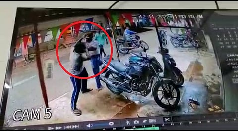 துணிக்கடை ஊழியரிடம் வாக்குவாதத்தில் ஈடுபட்ட நகராட்சி ஊழியர்...! வெளியான சிசிடிவி காட்சி...!