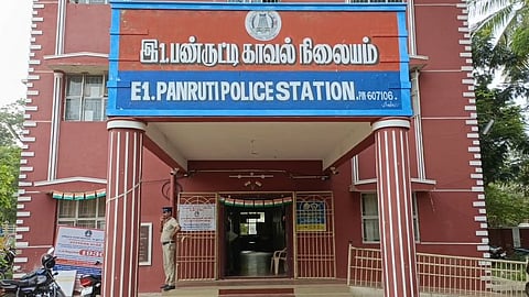 சேதமடைந்த சாலை...! திடீர் சாலை மறியலில் ஈடுபட்ட பொதுமக்கள்...!