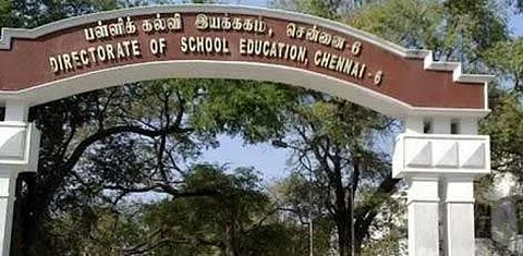 வெளுத்து வாங்கும் மழை... இடிந்து விழும் பள்ளிகள்!!!