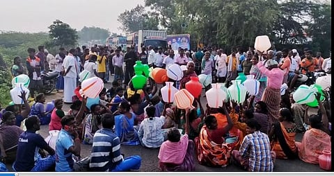 புதுக்கோட்டை : காலி குடங்களுடன் பொதுமக்கள் சாலை மறியல் போராட்டம்...பேச்சுவார்த்தைக்கு வராத அரசு அதிகாரிகள்...