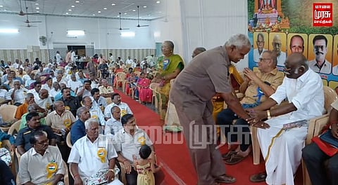 ஞாபகம் வருதே... ஞாபகம் வருதே... ஐம்பது ஆண்டுகள் கழித்து மீண்டும் இணைந்த மாணவர்கள்...