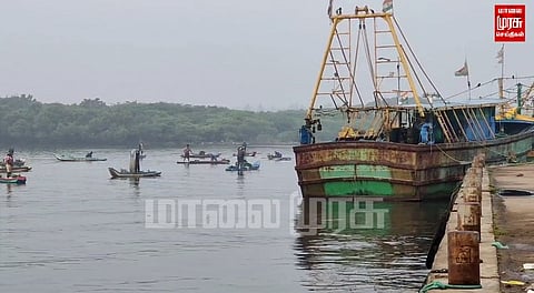 கடல் சீற்றத்தால் மீனவர்கள் கடலுக்கு செல்லவில்லை...
