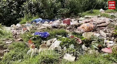 குடியிருப்பு பகுதியில் கொட்டப்பட்டுள்ள குப்பைகளால் நோய்தொற்று பரவும் அபாயம்...