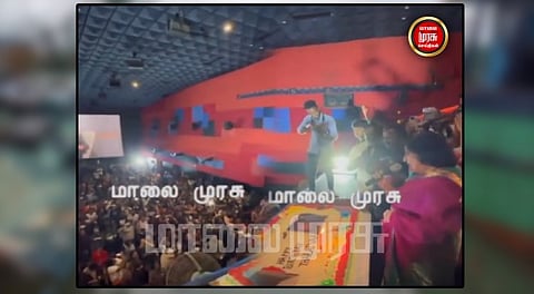 ரசிகர்கள் முன்பு இரவு 12 மணிக்கு லதா கேக் வெட்டிக் கொண்டாட்டம்...