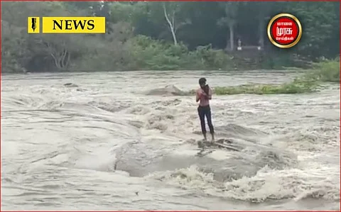 கரை புரண்டு ஒடிய வெள்ளம்...சிக்கிக்கொண்ட மாணவன்...3மணி நேர போராட்டம் கைகொடுத்ததா?