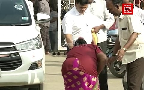 அறநிலையத்துறை ஆணையருக்கு கையில் காலணியை கொண்டுவந்து கொடுத்த பெண் ஊழியர்...! சர்ச்சை ஏற்படுத்தியுள்ள சம்பவம்...!