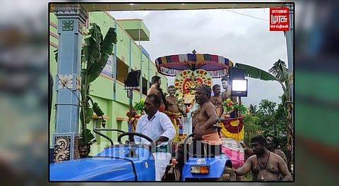 டிராக்டரில் ஊர்வலம் வந்து அருள்பாலித்த ஐயப்பன்...