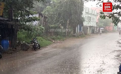வலுவிழந்த காற்றழுத்த தாழ்வு பகுதி...அதிகாலை முதலே பெய்து வரும் மழை...முடங்கி கிடக்கும் தொழிலாளிகள்!