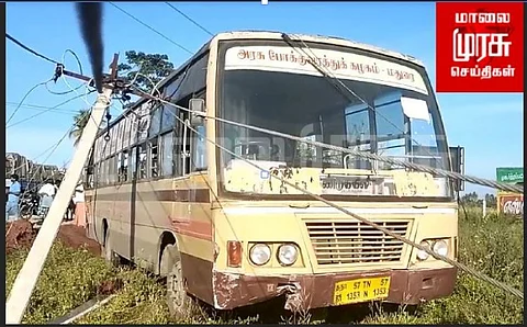 பேருந்து மீது லாரி மோதி விபத்து - மின்சாரம் துண்டிக்கப்பட்டதால் கோர விபத்து தவிர்ப்பு