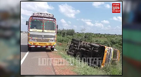 கட்டுப்பாட்டை மீறி கவிழ்ந்த லாரி... அதிர்ஷ்டவசமாக உயிர் சேதமில்லை...