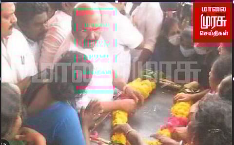 மோடி தன் தாய் மீது பாசம் - கமலாலயத்தில் ஜெயக்குமார் அஞ்சலி