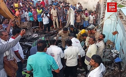 வீட்டில் திடீரென வெடித்த பட்டாசு...அடுத்தடுத்து பரவிய தீயால்....நேர்ந்த விபரீதம்...!