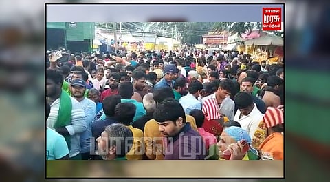 கூட்டத்தில் திணறிய பக்தர் கூட்டம்.. கால் கடுக்க பல மணி நேரம் நின்று சாமி தரிசனம்...