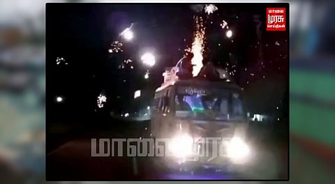 ஓடும் வேனில் பட்டாசு வெடித்து புத்தாண்டு கொண்டாட்டம்! - வைரலாகும் சிறுவர்கள் வீடியோ...
