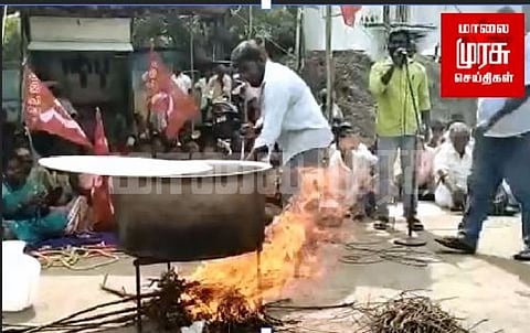 ஆதிதிராவிடர் பகுதியில் ரேசன் கடை - சமையல் செய்து மார்க்சிஸ்ட் கம்யூனிஸ்ட் போராட்டம்